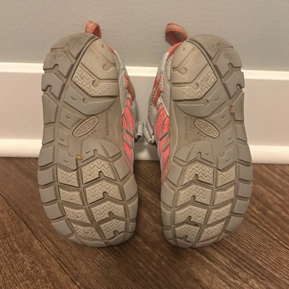 Keen Hiking Sneaker Water Shoe, Kids size 10 - Picture 5 of 5